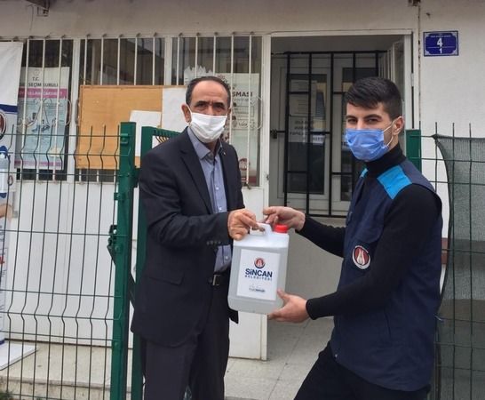 Ankara Sincan Belediyesi muhtarlara dezenfektan dağıttı 1